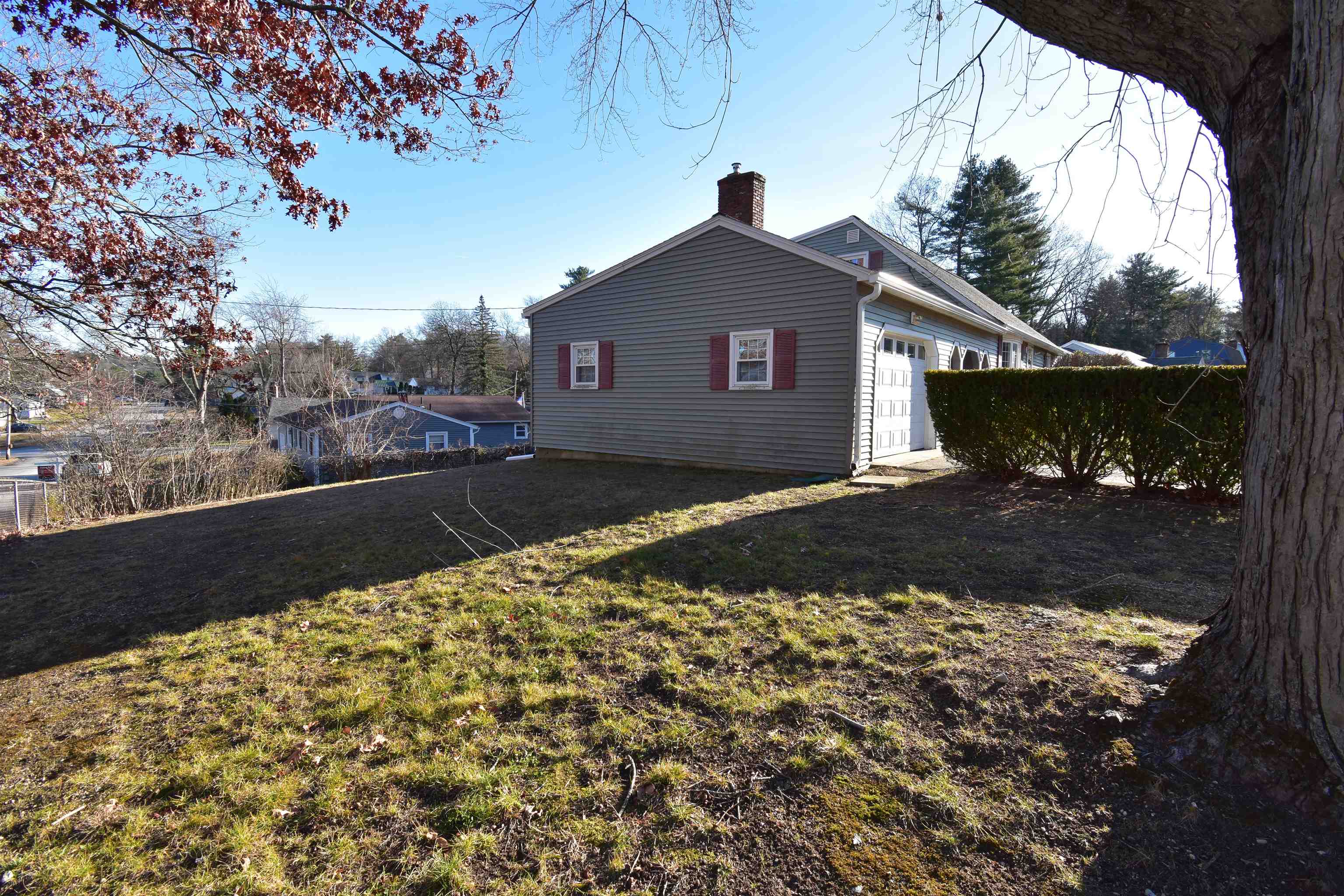 2 Wakefield Drive Nashua, NH 03062 - Photo 4 of 38