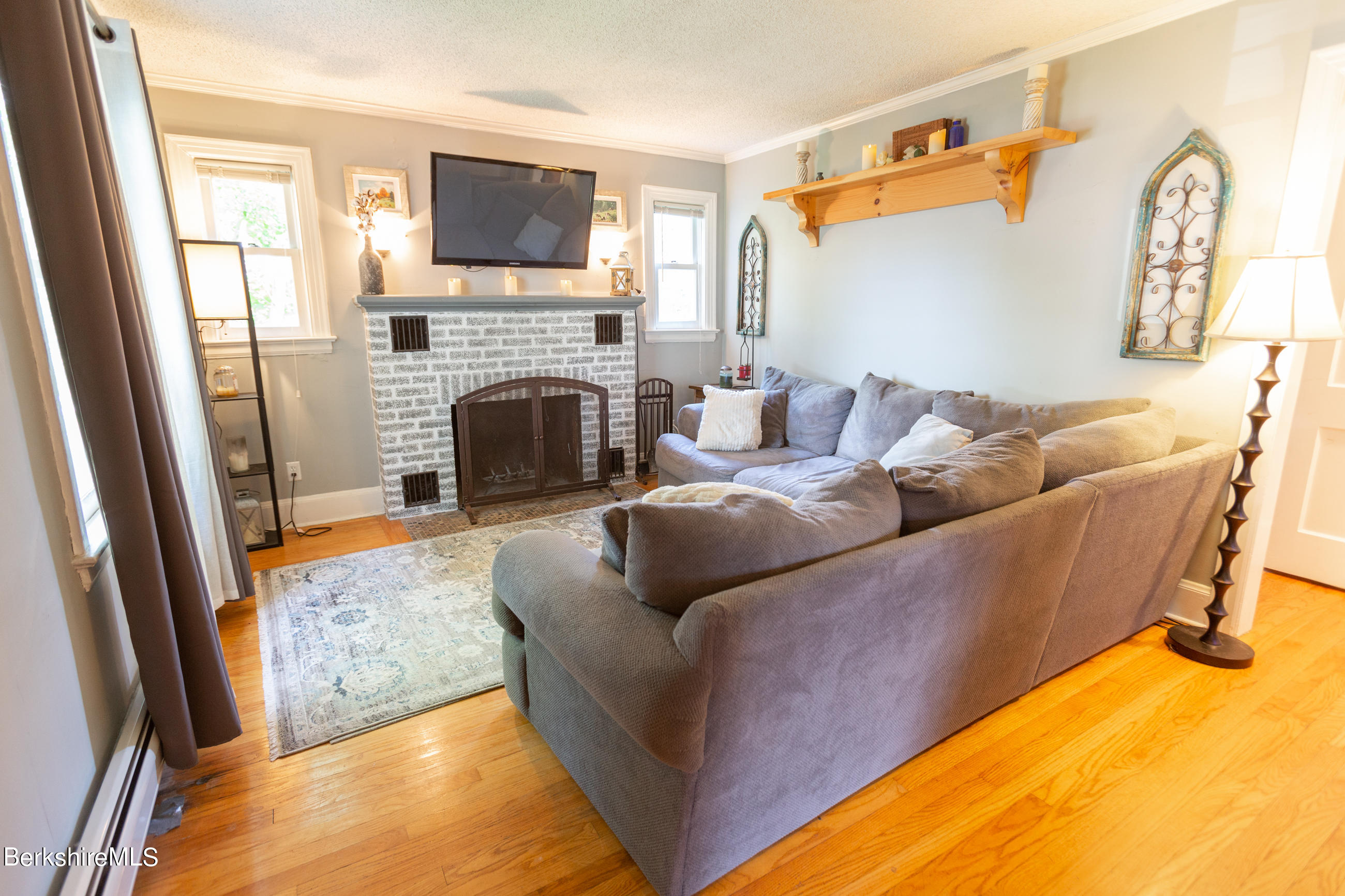111 Ridgeway Avenue Pittsfield, MA 01201 - Photo 18 of 41 Living Room