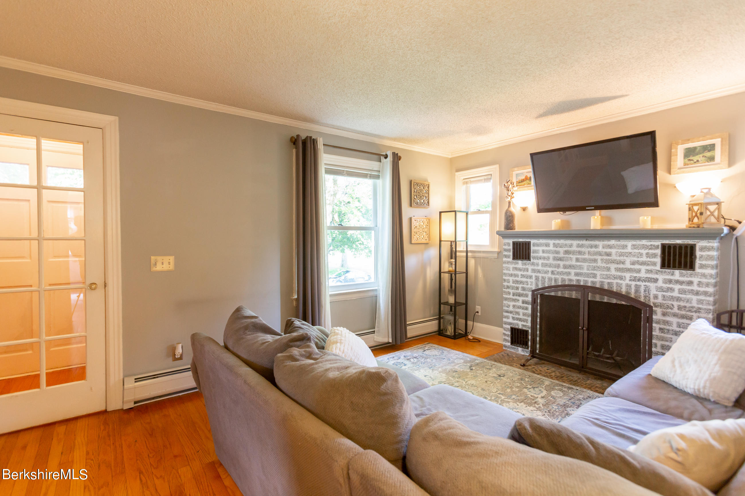 111 Ridgeway Avenue Pittsfield, MA 01201 - Photo 20 of 41 Living Room