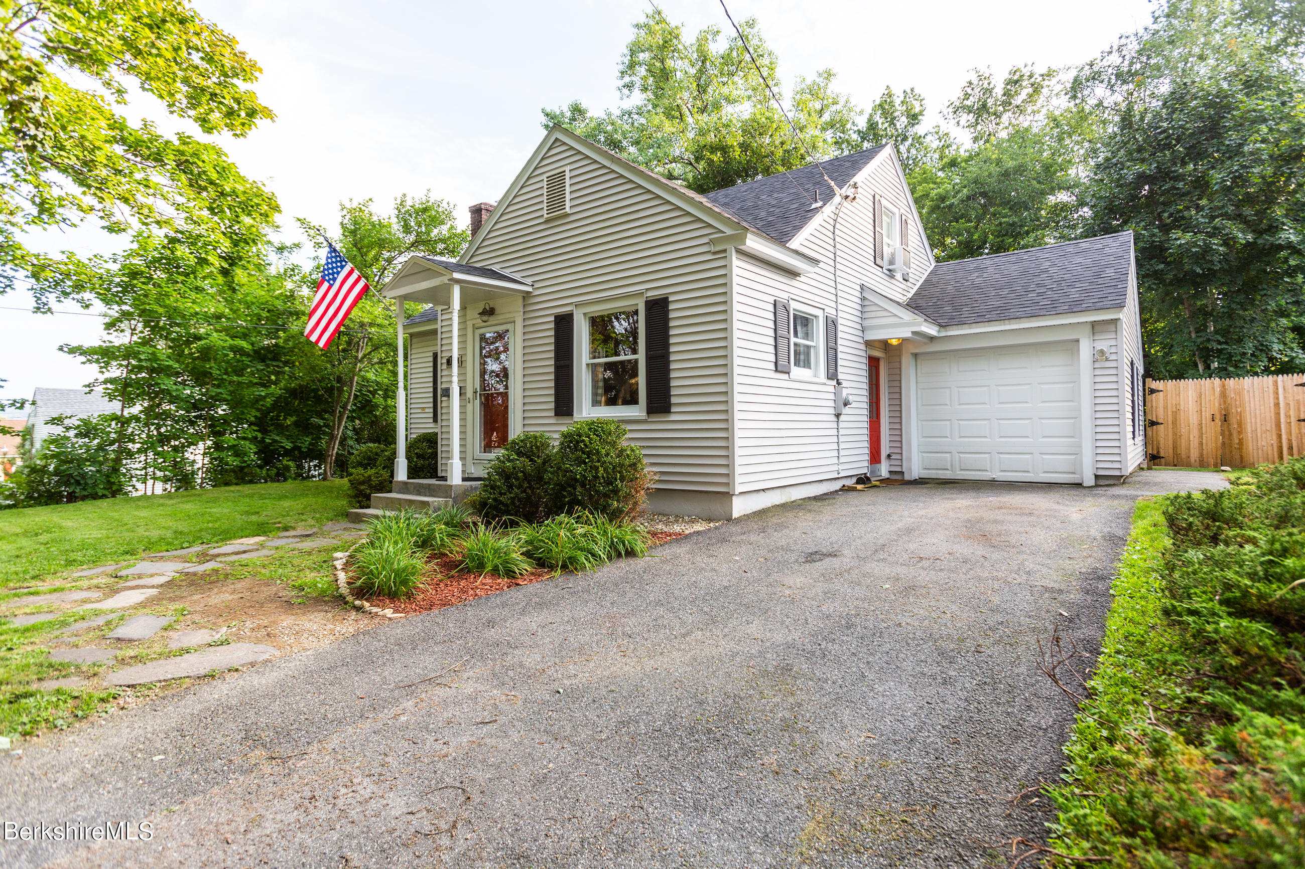 111 Ridgeway Avenue Pittsfield, MA 01201 - Photo 4 of 41 111 Ridgeway Avenue
