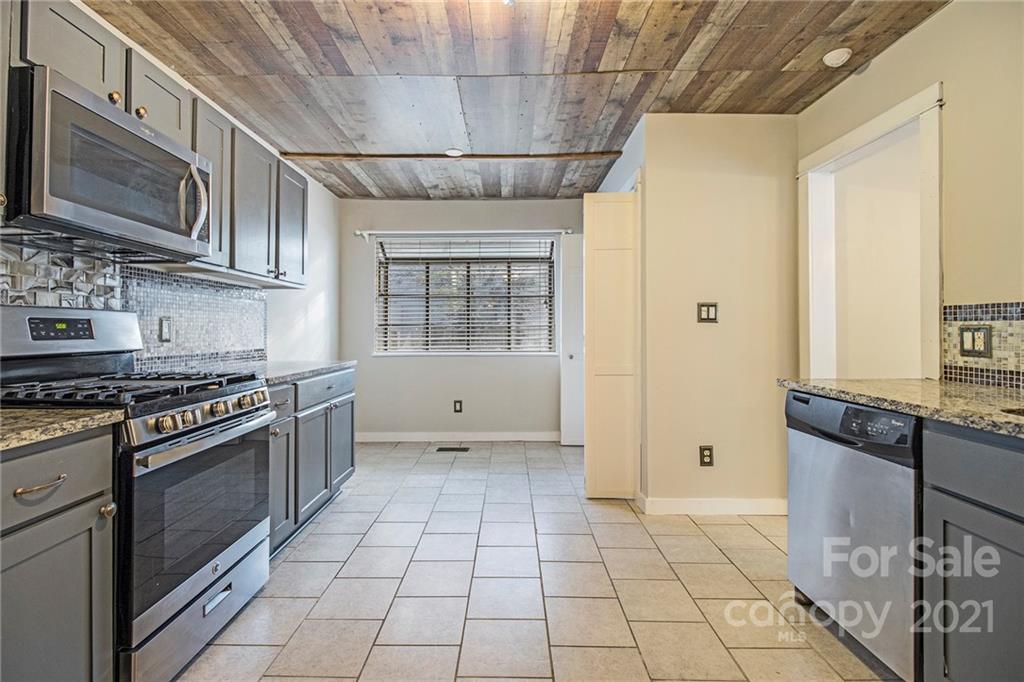 9618 Fairway Ridge Road Charlotte, NC 28277 - Photo 8 of 20 a kitchen with stainless steel appliances granite countertop a stove a sink and a refrigerator