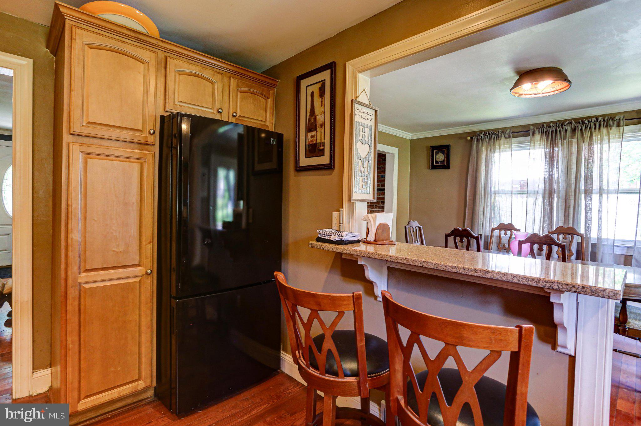 125 West Thomson Avenue Springfield, PA 19064 - Photo 19 of 41 Charming kitchen with inviting bar.