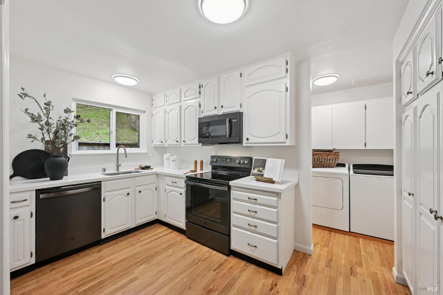 405 Sylvia Way San Rafael, CA 94903 - Photo 8 of 21