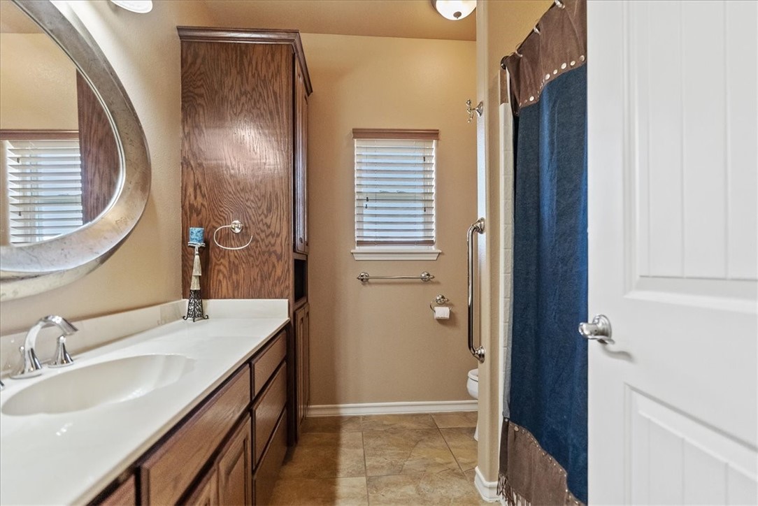 9129 County Road 2226 Taft, TX 78390 - Photo 14 of 40 Hall bathroom