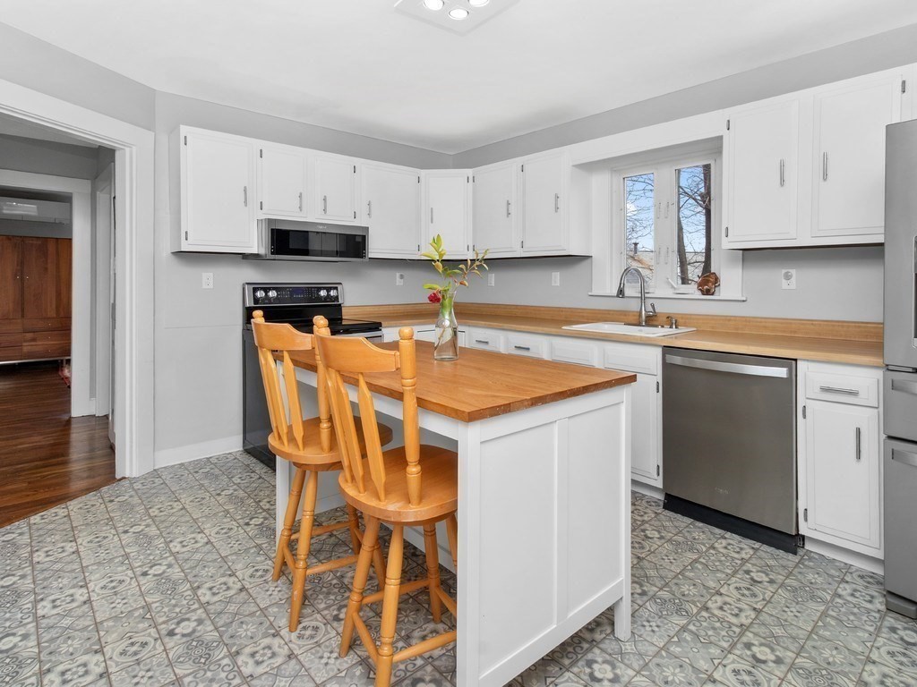 48 Mt Walley Road Waltham, MA 02451 - Photo 5 of 36