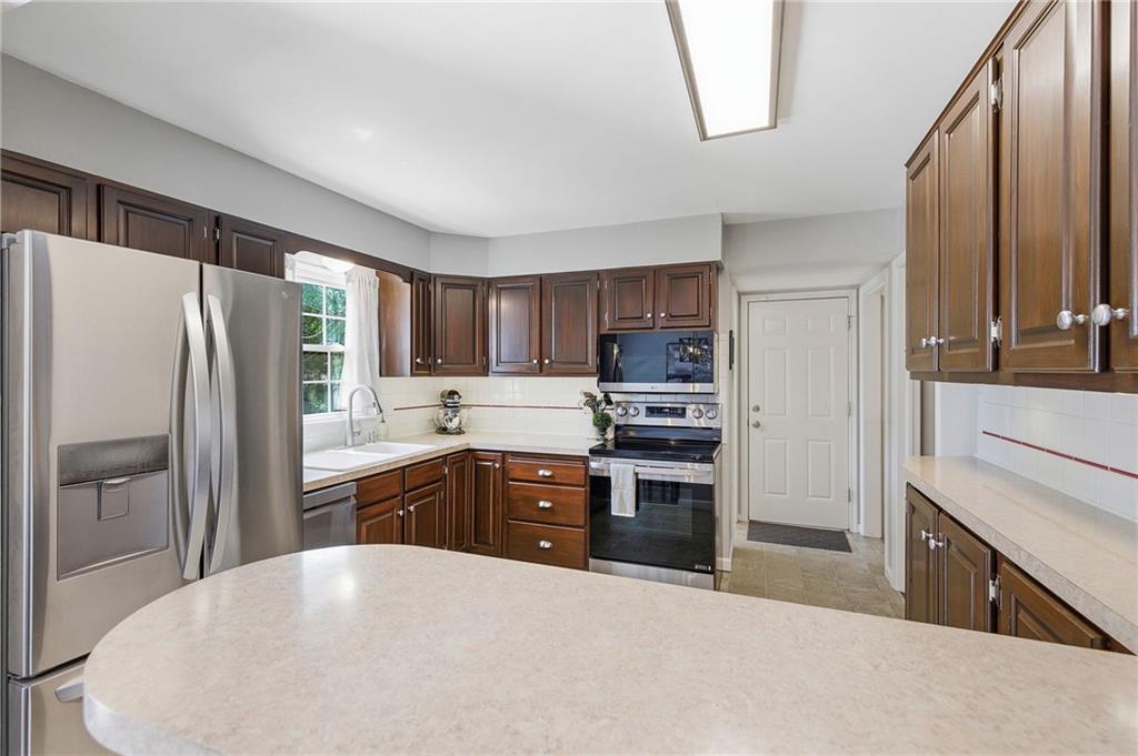 9529 Eby Street Overland Park, KS 66212 - Photo 16 of 38