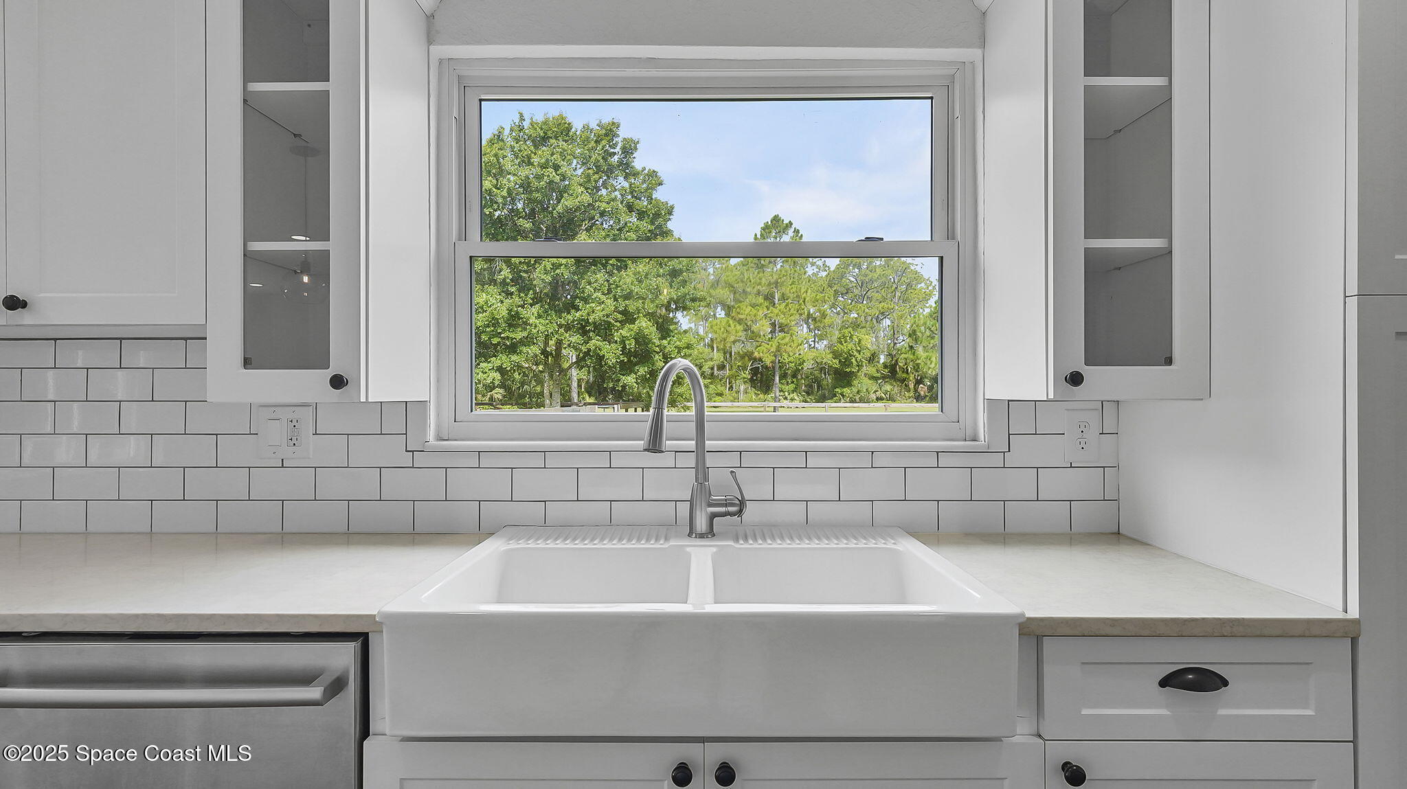 985 Hall Road Malabar, FL 32950 - Photo 15 of 39 a bathroom with a bathtub and window