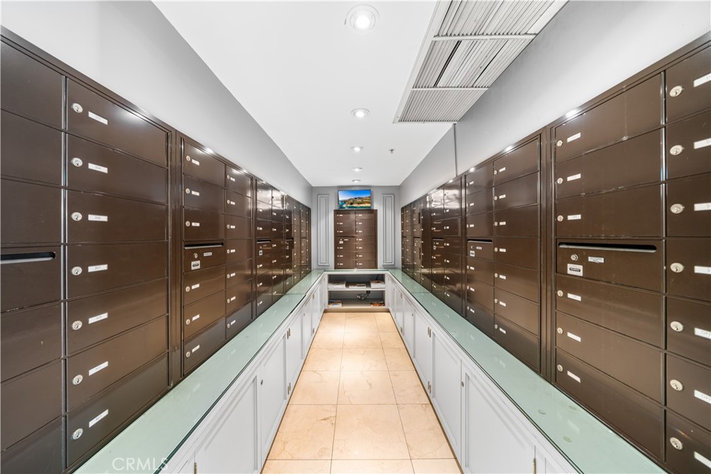 10660 Wilshire Boulevard, Unit 609 Los Angeles, CA 90024 - Photo 12 of 20 a view of a hallway with couches and entryway