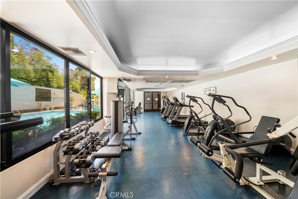 10660 Wilshire Boulevard, Unit 609 Los Angeles, CA 90024 - Photo 14 of 20 a view of a room with gym equipment