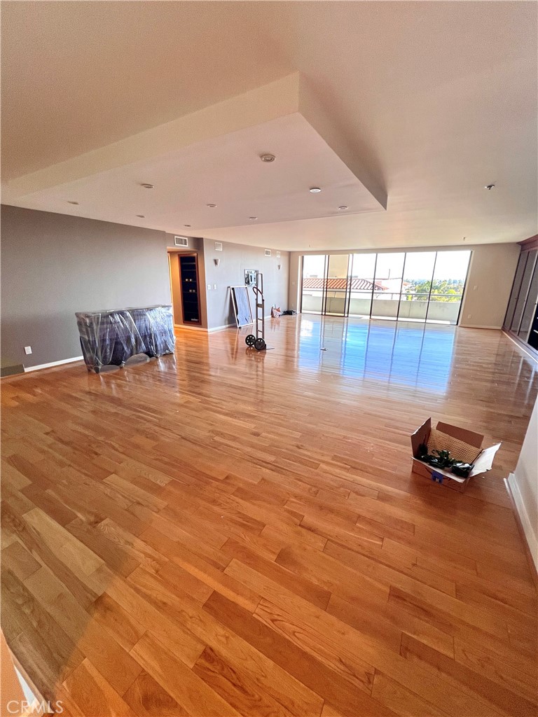 10660 Wilshire Boulevard, Unit 609 Los Angeles, CA 90024 - Photo 7 of 20 a view of a room with gym equipment
