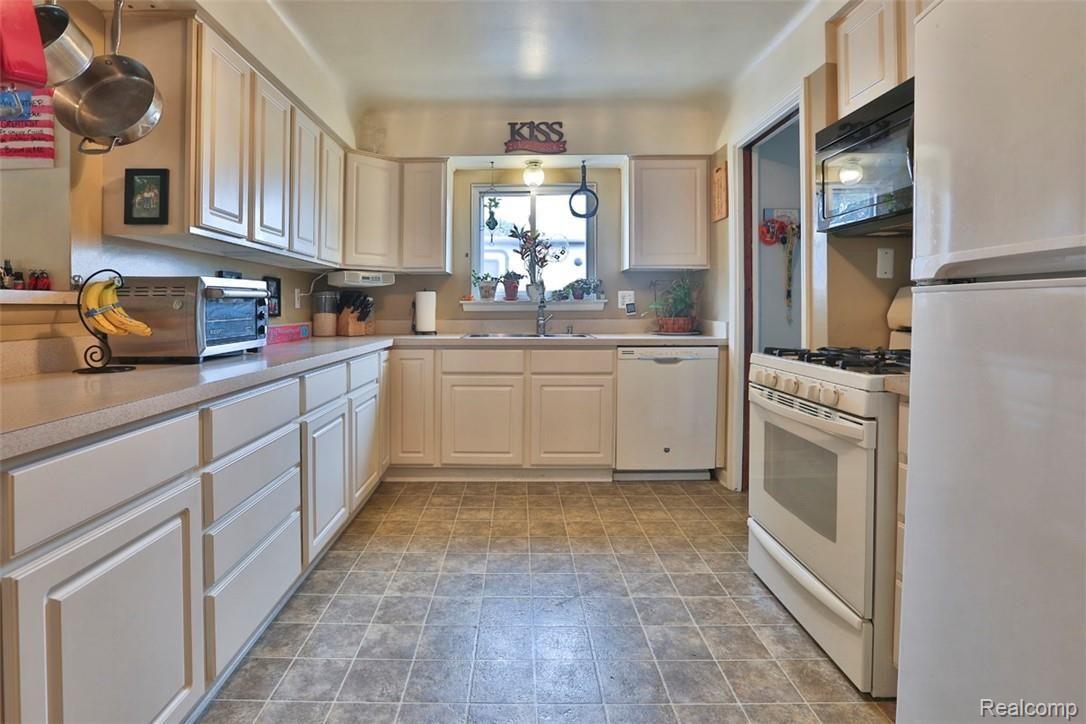 11051 Wayne Road Livonia, MI 48150 - Photo 3 of 31 2B8A7722.jpg