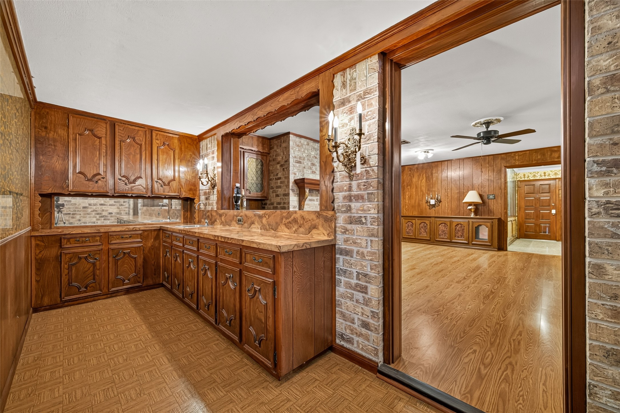 5311 Alba Road Houston, TX 77091 - Photo 14 of 27 Large wetbar area.