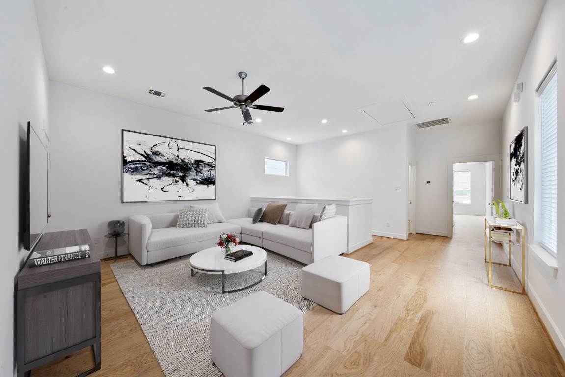 1127 East 23rd Street Houston, TX 77009 - Photo 17 of 29 Oversized second floor living area