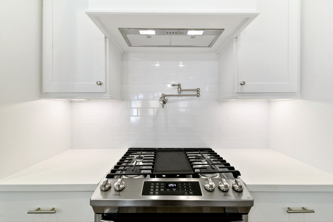 1127 East 23rd Street Houston, TX 77009 - Photo 9 of 29 Gas stove? Boiling hot water? We've got it covered!