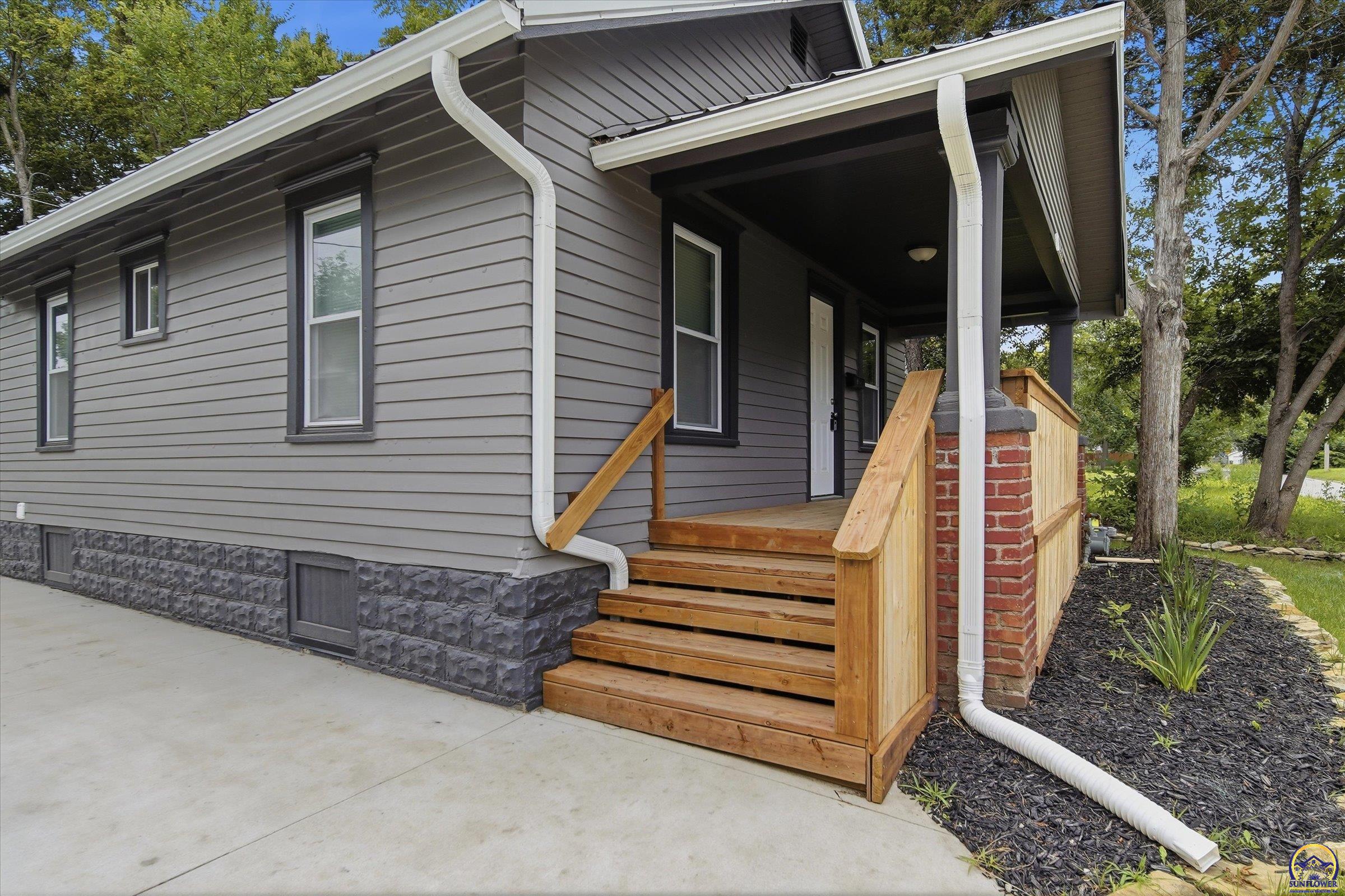 1113 Southwest Hampton Street Topeka, KS 66604 - Photo 3 of 35