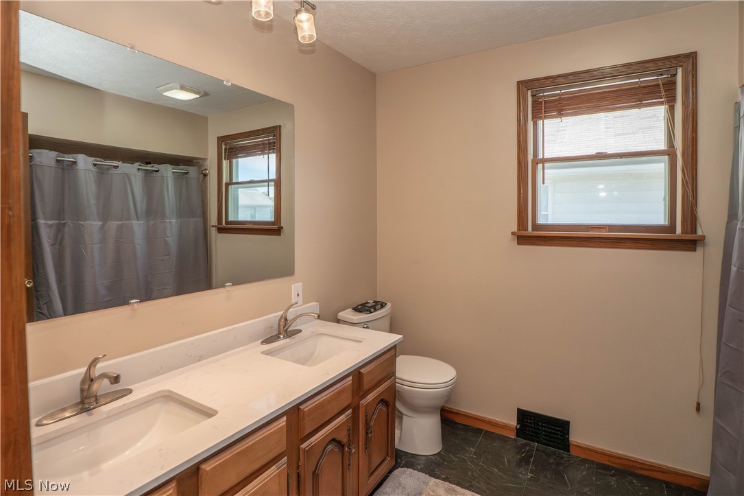 215 8th Street Southwest Massillon, OH 44647 - Photo 20 of 32 Full Bathroom