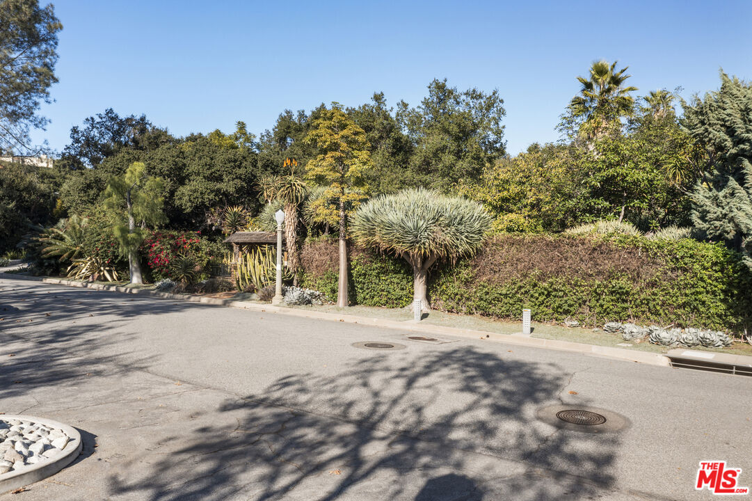 1409 El Mirador Drive Pasadena, CA 91103 - Photo 2 of 9