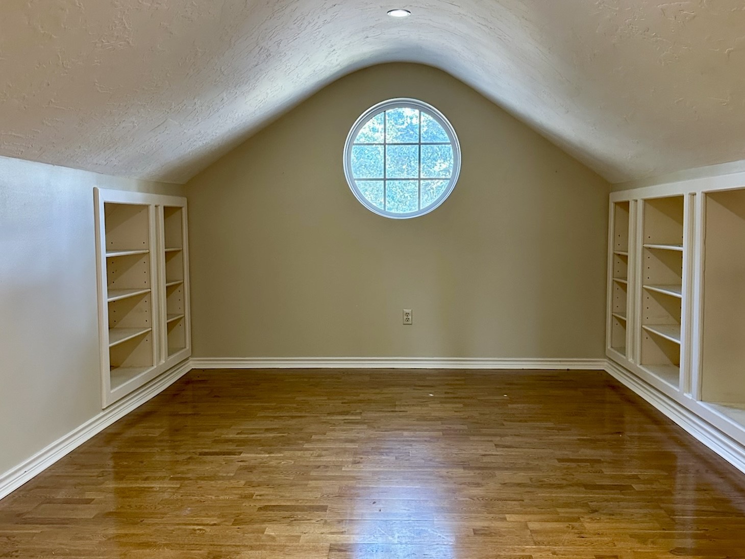 5659 Lymbar Drive Houston, TX 77096 - Photo 18 of 26 an empty room with a window