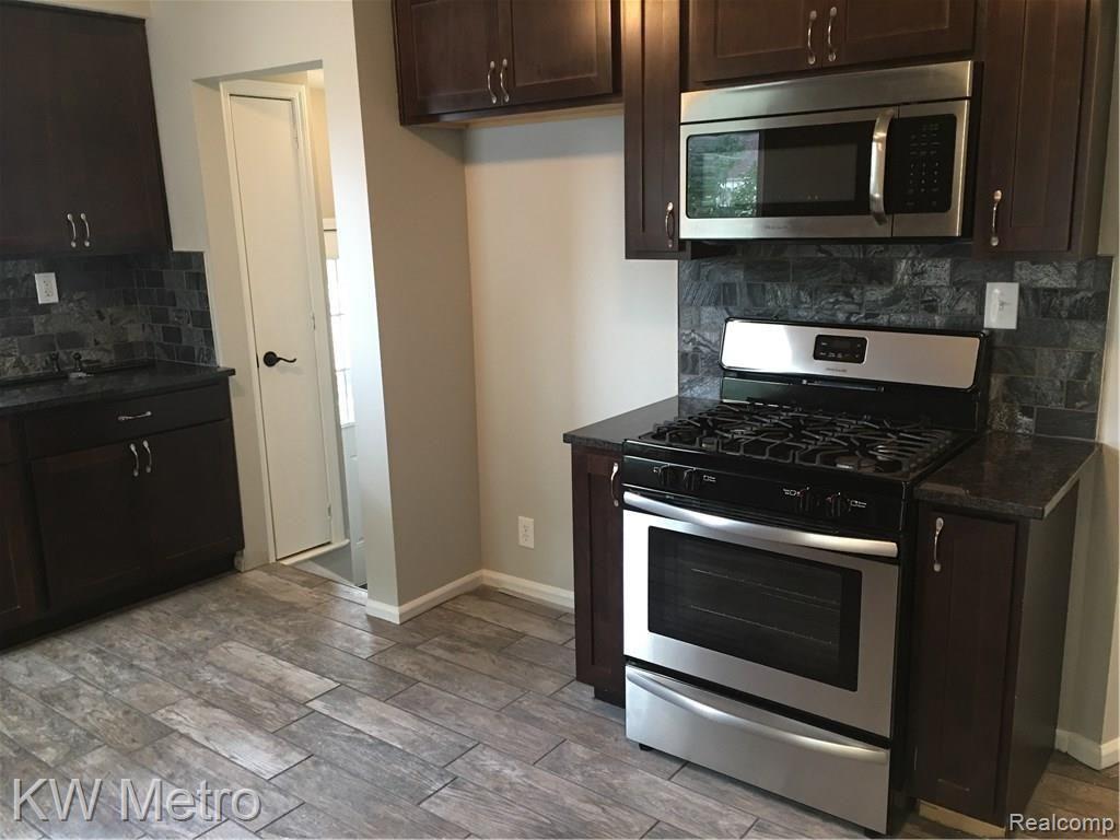 1919 Cambridge Road Berkley, MI 48072 - Photo 6 of 25
