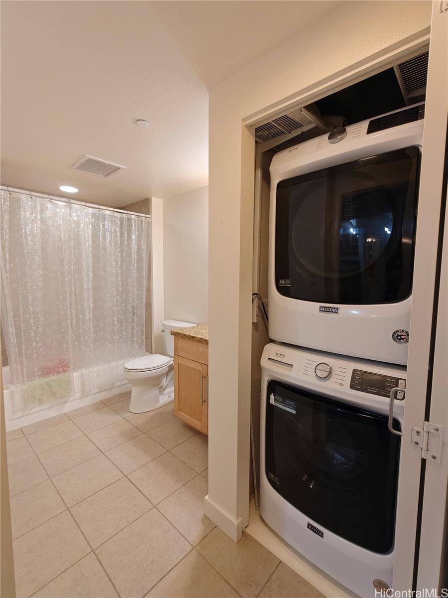 600 Queen Street, Unit 3203 Honolulu, HI 96813 - Photo 5 of 8 a utility room with dryer and washer