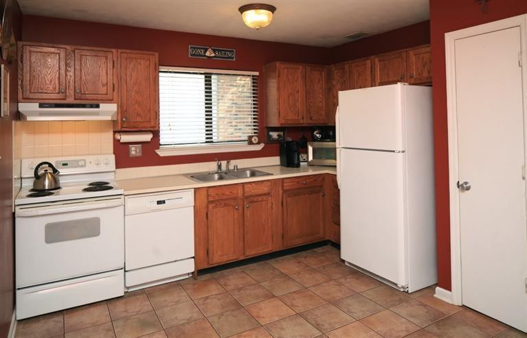 1576 Springfield Drive Lexington, KY 40515 - Photo 6 of 19 Lots of cabinet space and pantry, notice