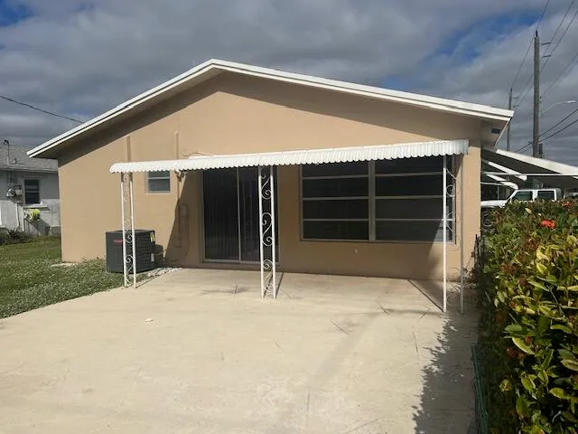 a view of an house with backyard and porch