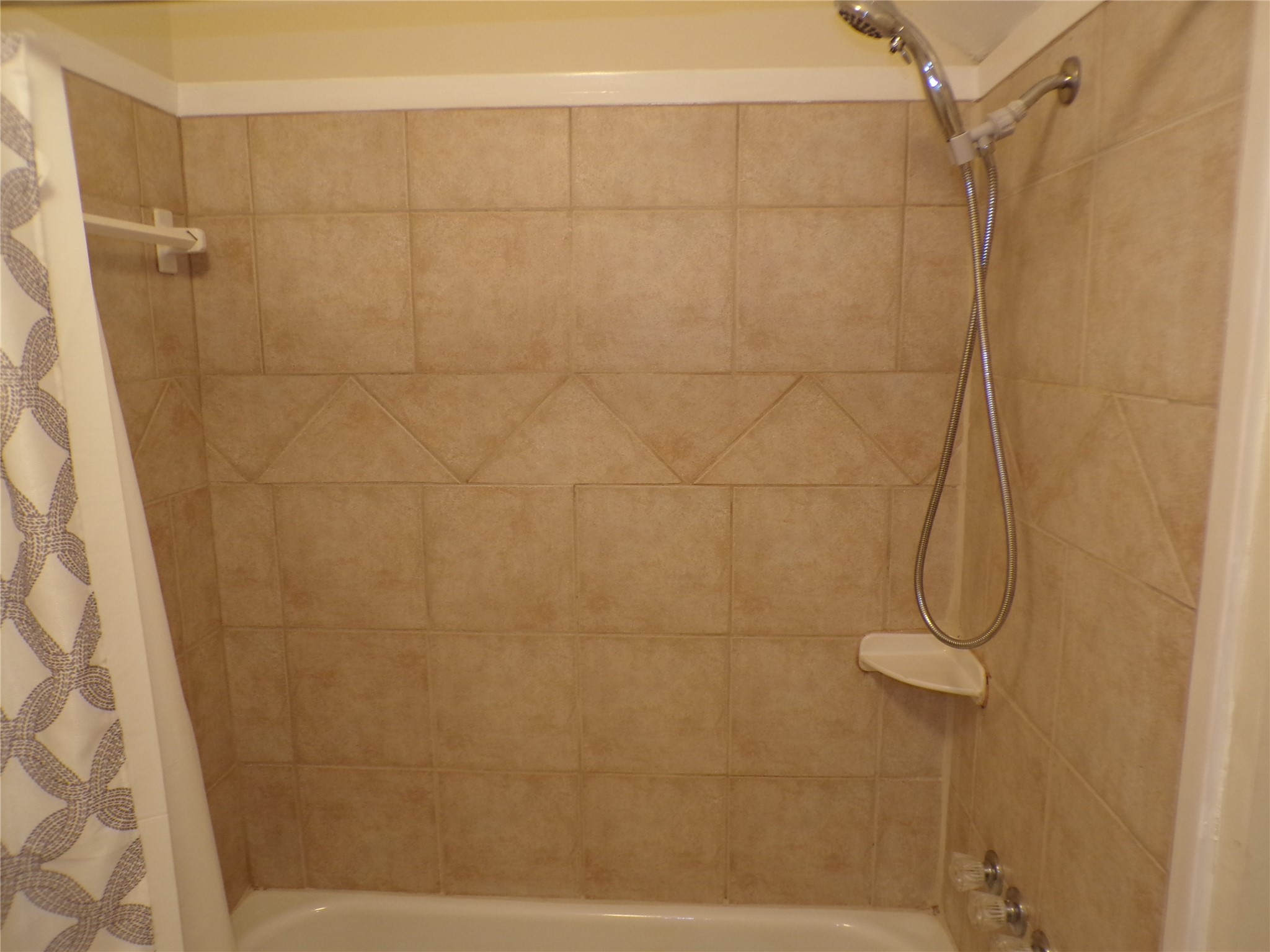 3416 Morrison Street, Unit 9 Houston, TX 77009 - Photo 29 of 38 Tub and shower.