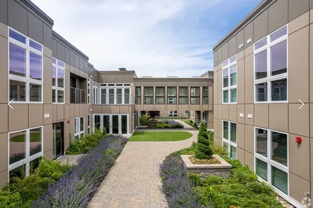 a picture of a bed in a room