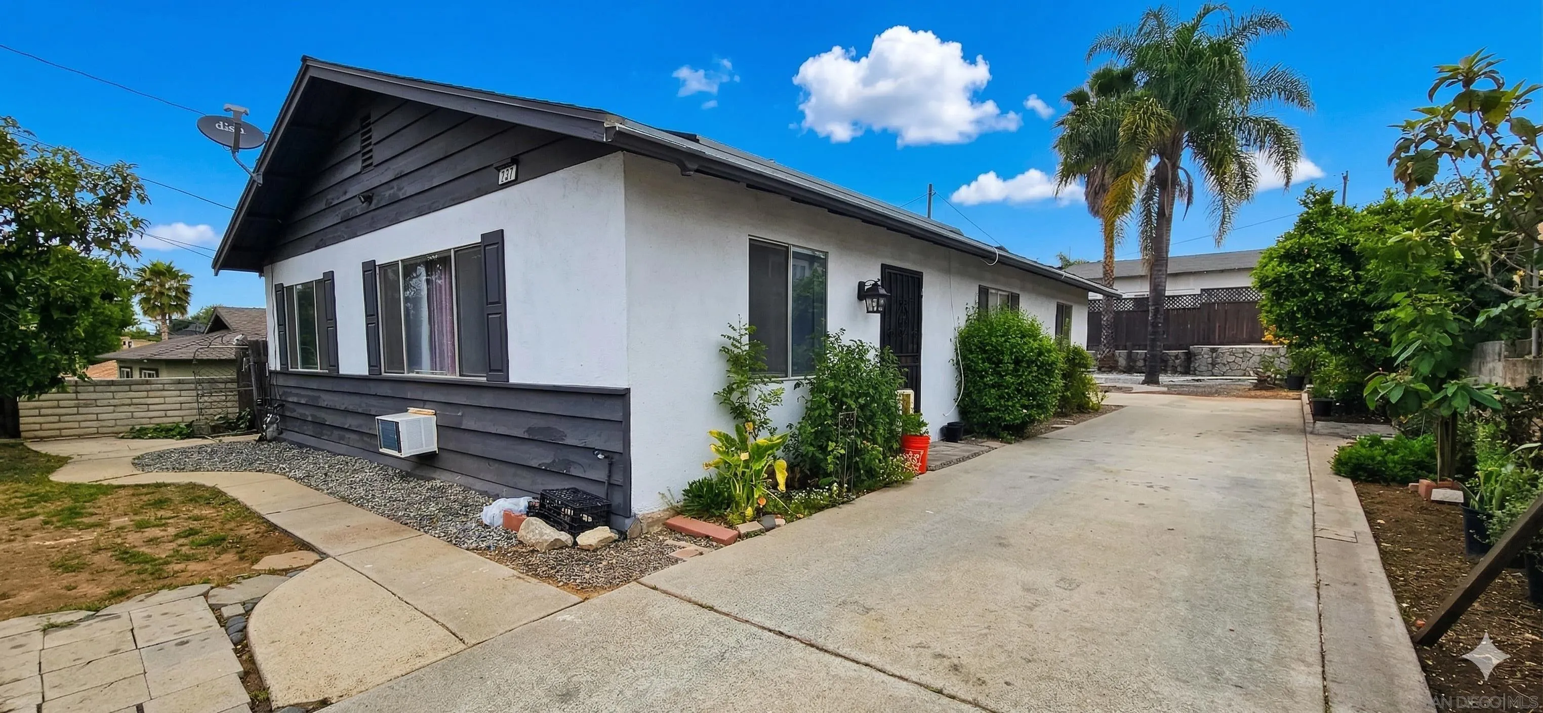 727 North Main Avenue Fallbrook, CA 92028 - Photo 2 of 14