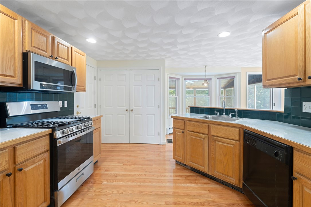 17 Doire Road Cumberland, RI 02864 - Photo 8 of 31