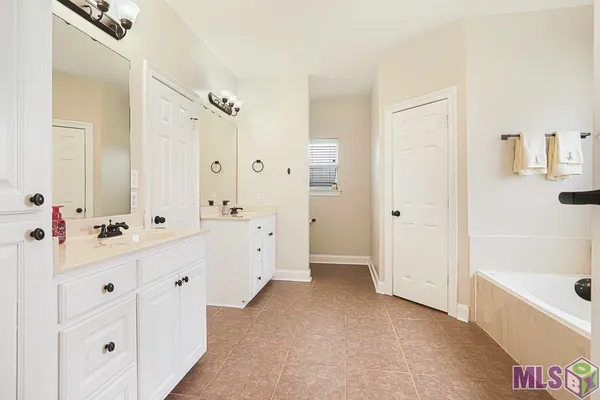 $332,500 | 41131 Lakeway Cove Avenue, Gonzales, LA 70737