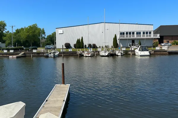 $10,000 | 43 Gaslight Pointe Marina, Racine, WI 53403