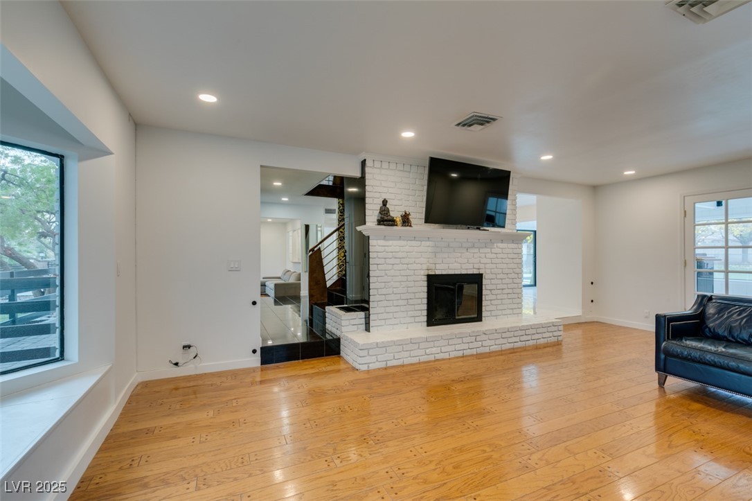 2875 Rosanna Street Las Vegas, NV 89117 - Photo 14 of 54 LIVING ROOM LOOKING INTO THE FRONT