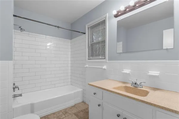 $210,000 | 6874 Sni A Bar Road, Kansas City, MO 64129