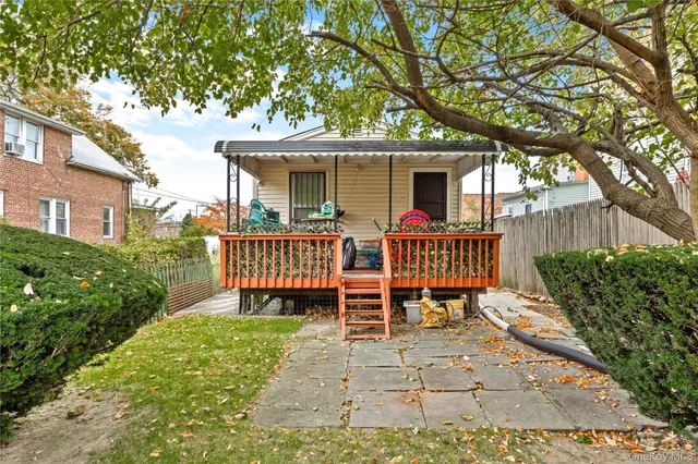 a picture of a room with a floor plan