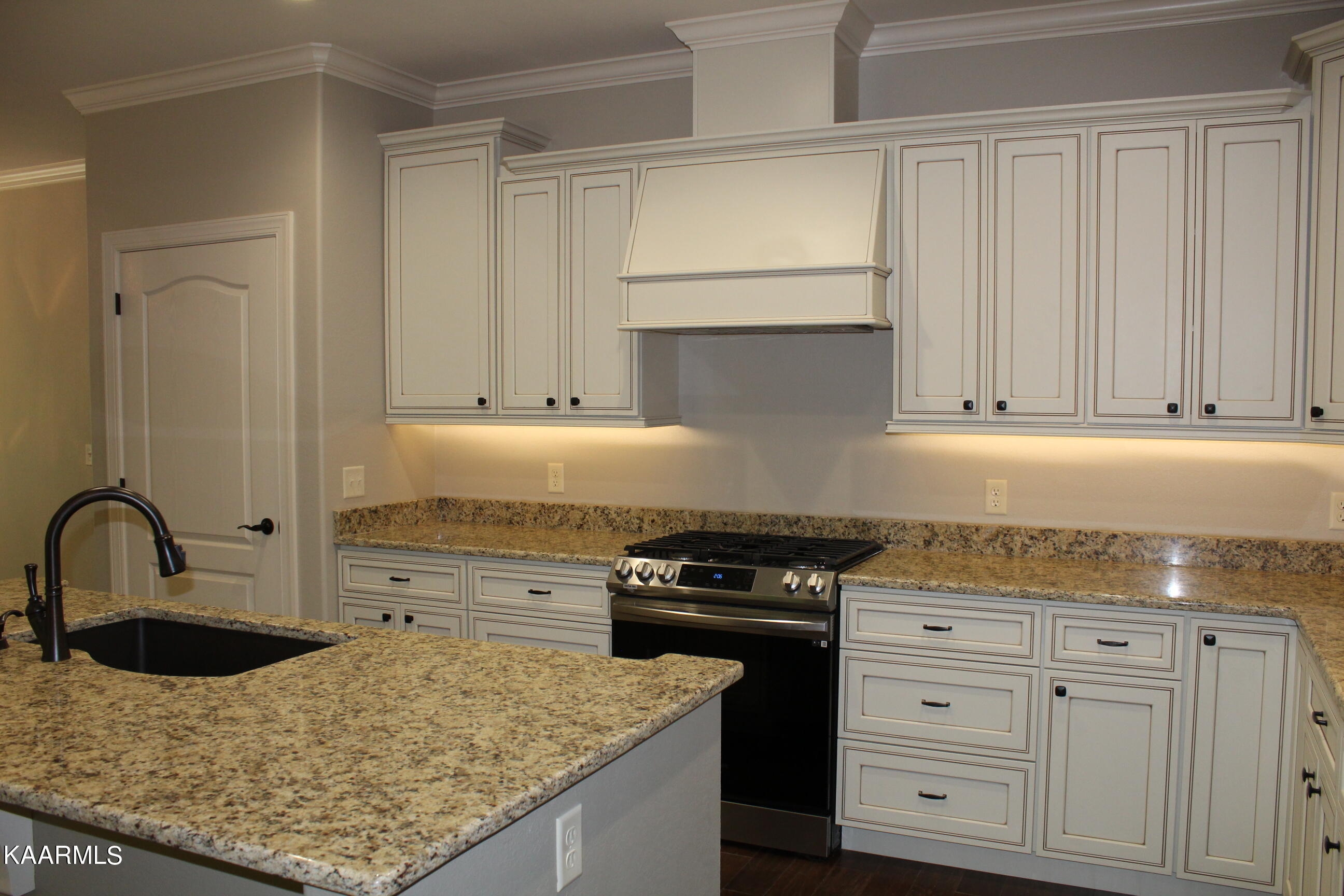 1418 East Overlook Road Monterey, TN 38574 - Photo 8 of 19 Gas range in kitchen