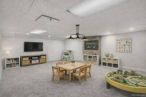 a view of a house with backyard