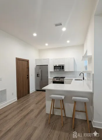 $3,150 | 581 Middlesex Avenue, Unit 201, Metuchen, NJ 08840