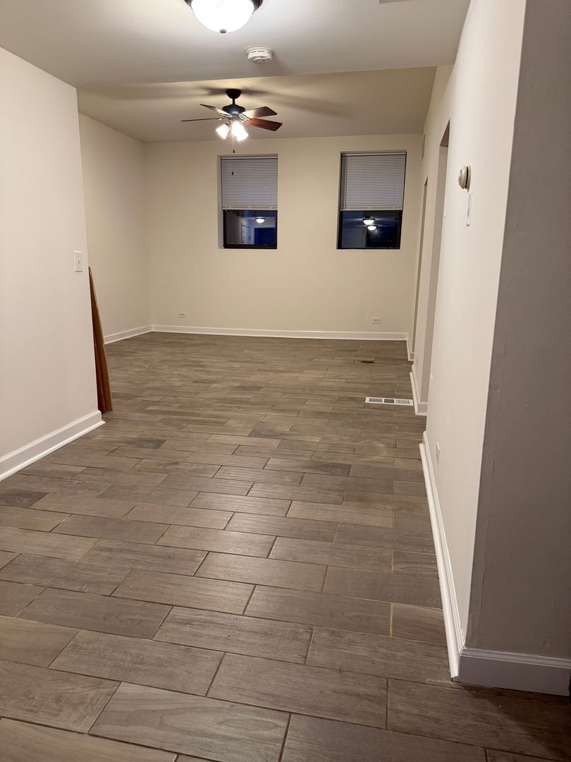 4054 North Sheridan Road, Unit BW Chicago, IL 60613 - Photo 4 of 8 a view of a hallway with a white walls