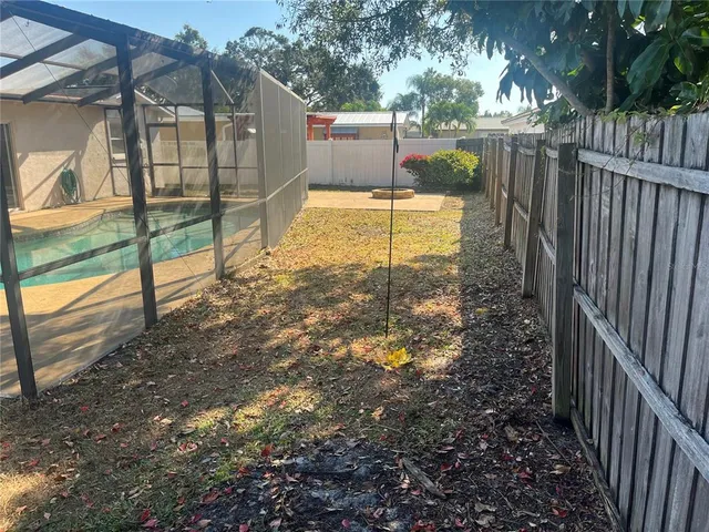 a view of a backyard