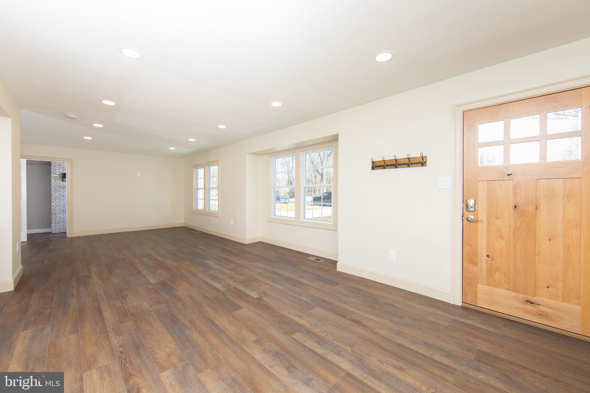 8 Thomas Road Voorhees, NJ 08043 - Photo 3 of 51 Living Room