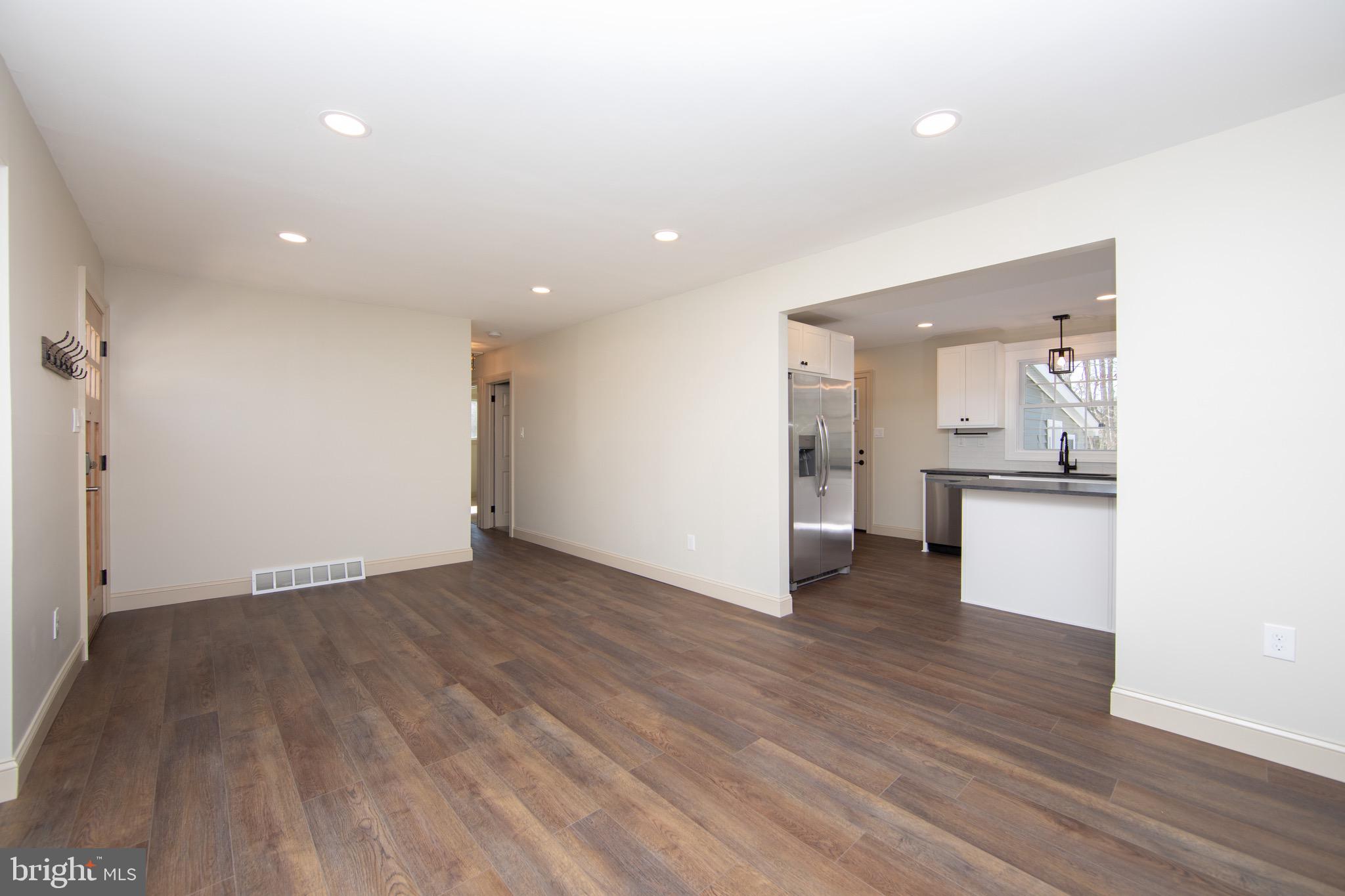 8 Thomas Road Voorhees, NJ 08043 - Photo 7 of 51 Living Room
