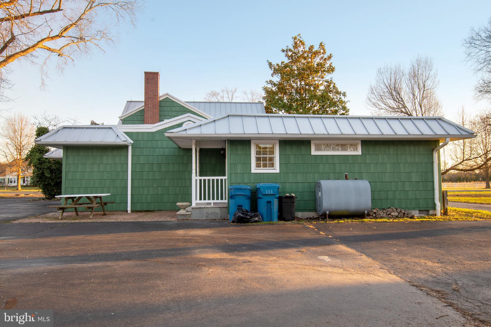 25165 Prettyman Road Georgetown, DE 19947 - Photo 7 of 43 a front view of a house with garden