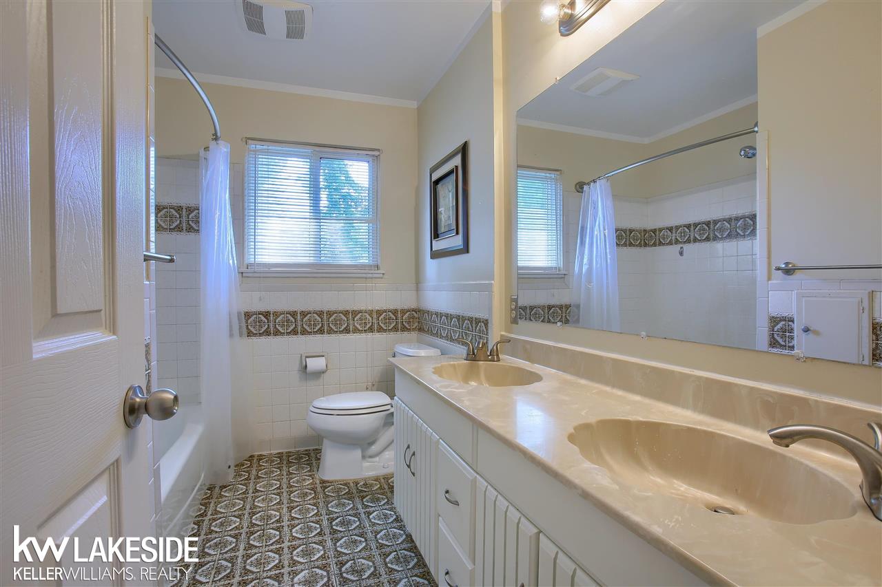 32073 Schoenherr Road Warren, MI 48088 - Photo 19 of 23 50079409-18.JPG