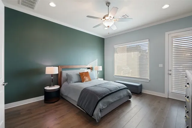 a view of a livingroom with furniture