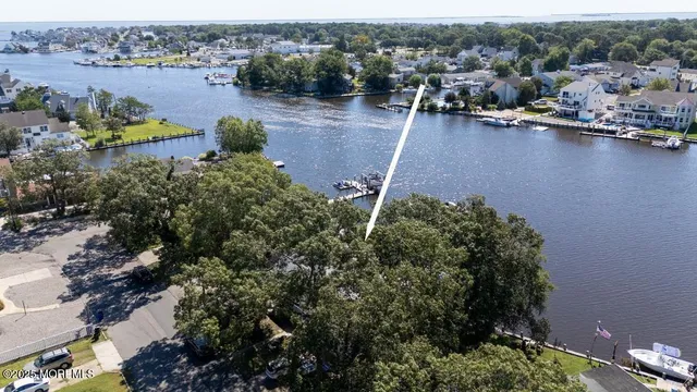 an aerial view of a houses with outdoor space and lake view