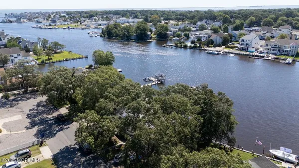 an aerial view of a houses with outdoor space and lake view