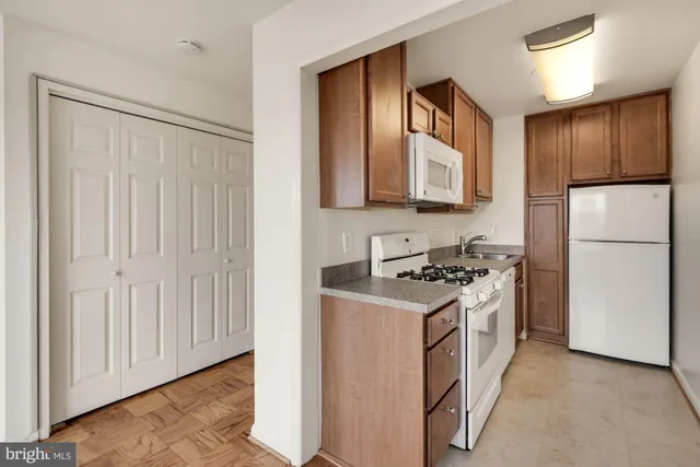 $1,500 | 10201 Grosvenor Place, Unit 1423, Rockville, MD 20852