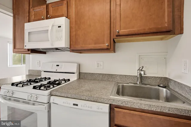 $1,500 | 10201 Grosvenor Place, Unit 1423, Rockville, MD 20852