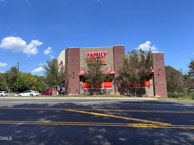 a view of a yard with a house
